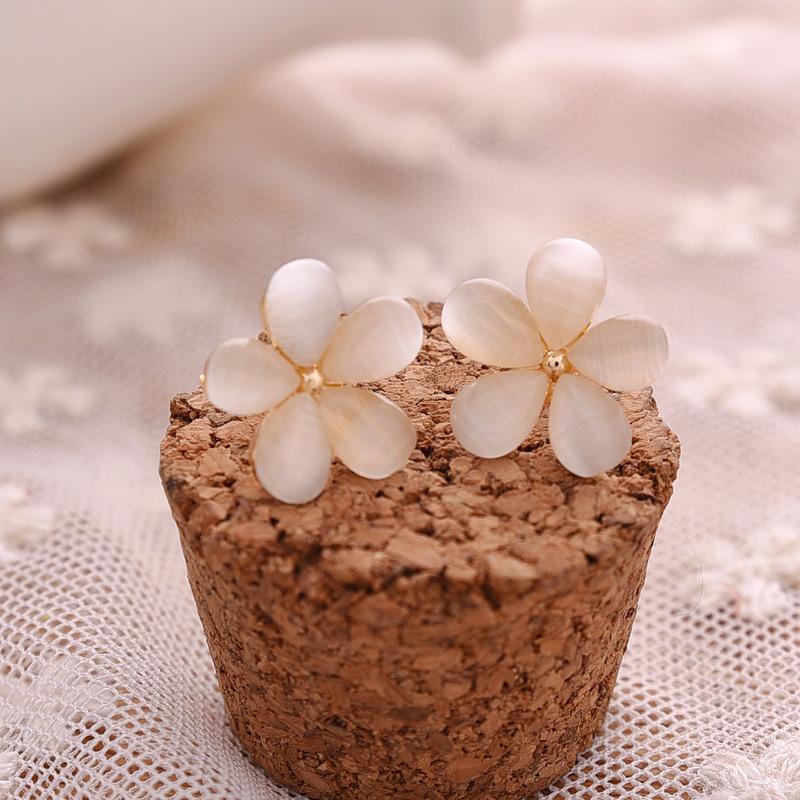 Women Stylish Pure White Flower Ear Stud