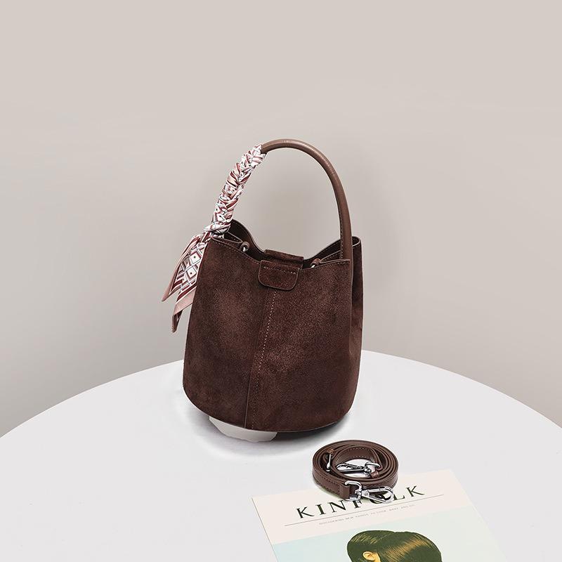 Bucket bag New women's bag Autumn and winter shoulder handbag High-end fashion versatile commuter messenger bag