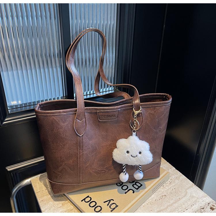 

Большая вместительная сумка-тоут для иностранных одиноких женщин 2025 года, новая, ретро, универсальная, повседневная, на плечо, для студентов, для поездок на работу темно-коричневого