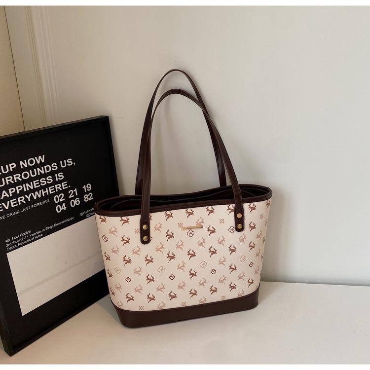 

Versatile large-capacity commuter bag women s 2025 new fashion underarm shoulder bag retro texture tote bag big bag темно-коричневого кольору