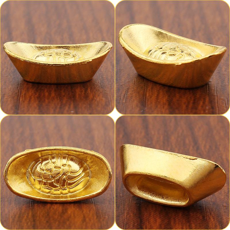 Galvanicky pokovená miniaturní ozdoba zlatého ingotu z dynastie Čching