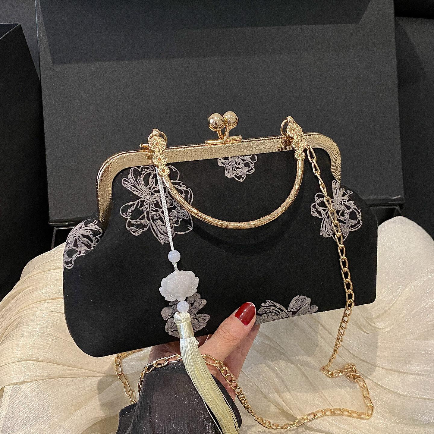 

Gentle fashion simple temperament lock handbag 2025 early spring versatile ins chain messenger bag Korean version women s bag