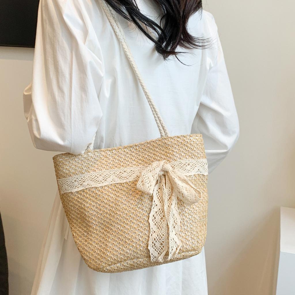 Fashion hand-woven shoulder bag, new large-capacity bag, female tote vacation beach niche bucket straw bag