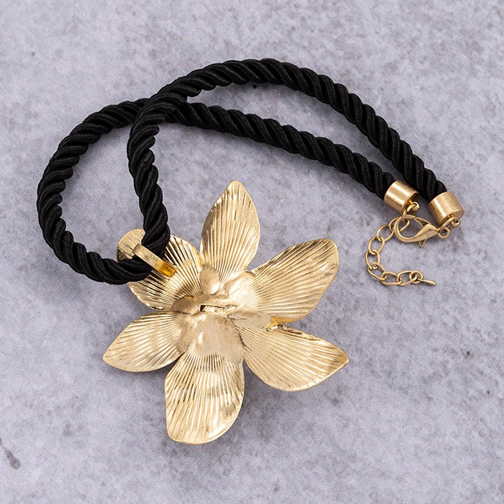 Europäisch-Amerikanische Herbst/Winter Metallic Punk Dicke Seil-Halskette mit 3D-Blumendesign