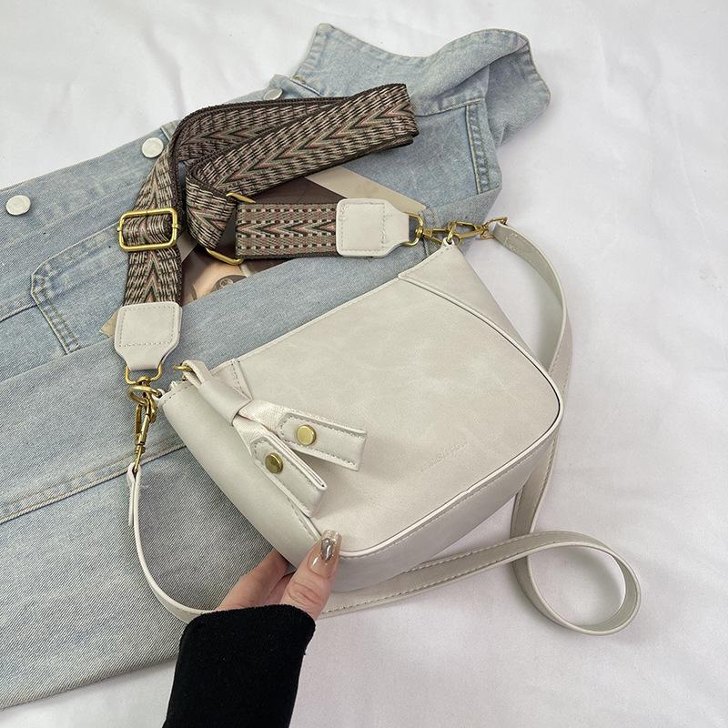 

2025 autumn new niche texture shell bag high value wide shoulder strap oblique span handbag fashionable commuter bag