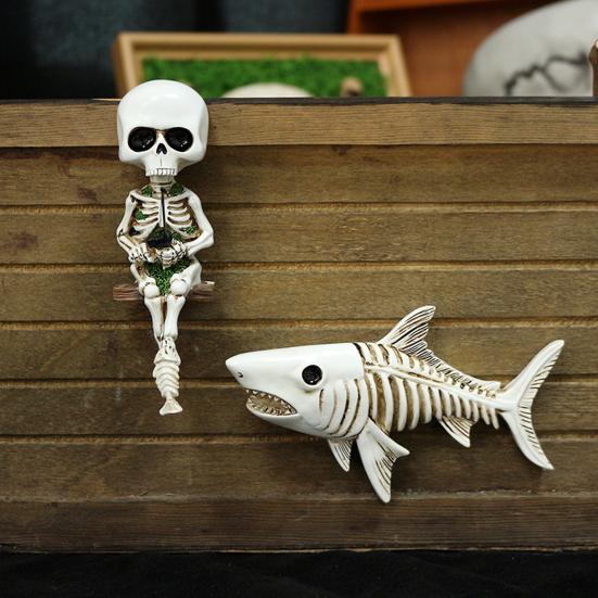 Veggskjelettstatue Fiske Menneskeskjelettfigur med Hai Gotisk Resin Veggdekor Fisker Skjelett for Halloweenfester