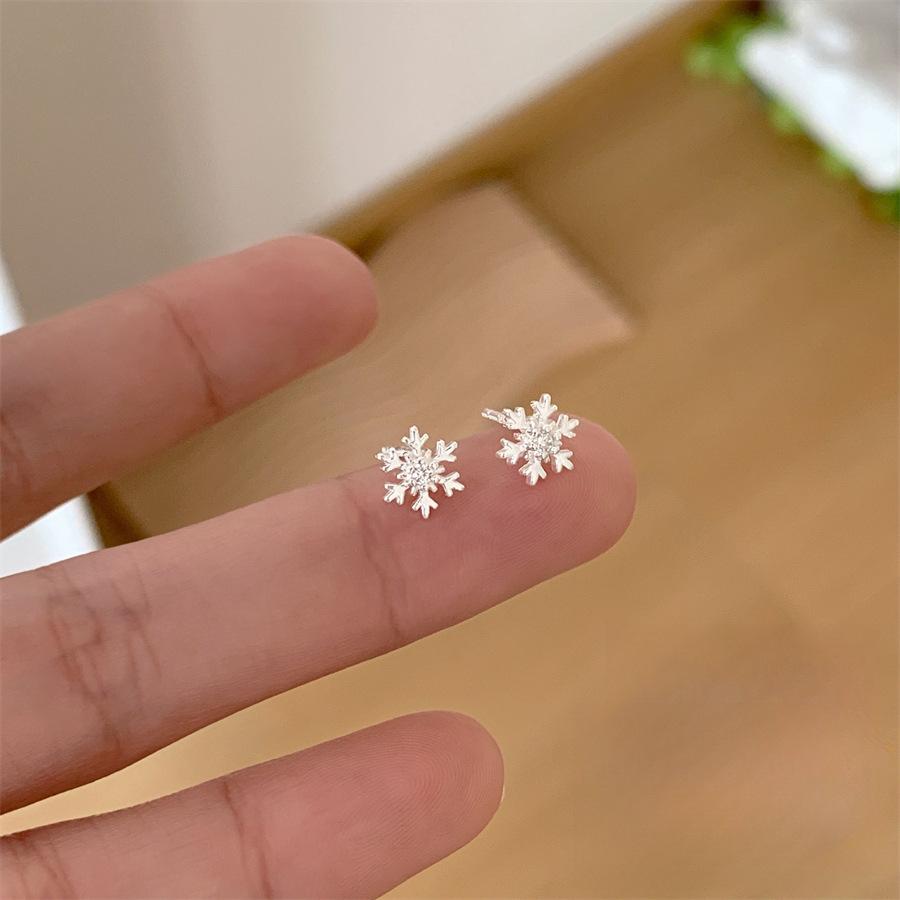 

Small snowflake stud earrings 925 silver exquisite temperament simple earrings niche design ear jewelry