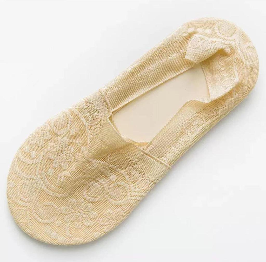 New Summer Women's Lace Boat Socks with Silicone Grip, Breathable Mesh Design and Invisible Finish.