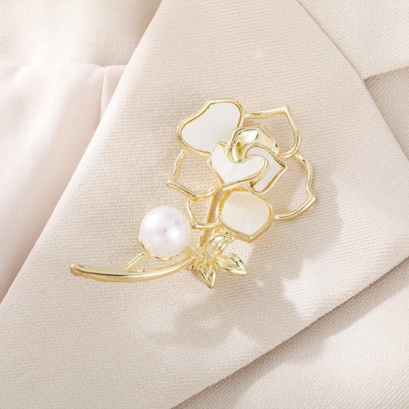 Fashion Pearl Camellia Flower Brooch For Women Girls Elegant Versatile Corsage Coat Dress Lapel Pins Clothing Accessories Gifts