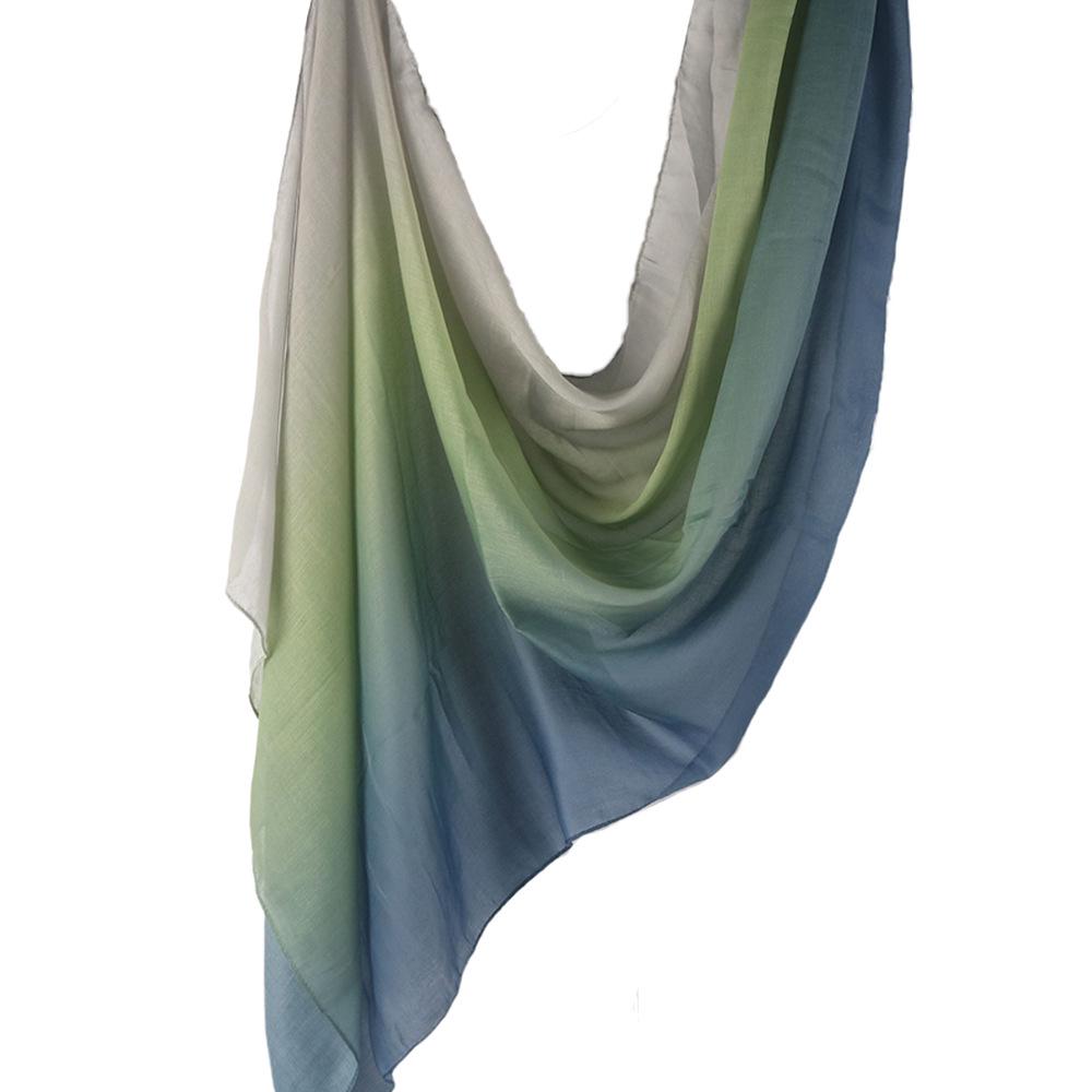 Hochwertiger handbemalter Rayon-Schal mit Farbverlauf: Atmungsaktives Schultertuch mit breiter Krempe für Damen