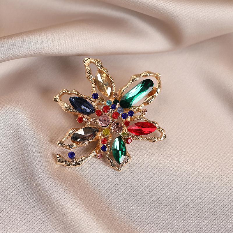 A Light Luxury and High-end Diamond-encrusted Floral Brooch, A Women's Niche Design Accessory Pin for A Suit Jacket