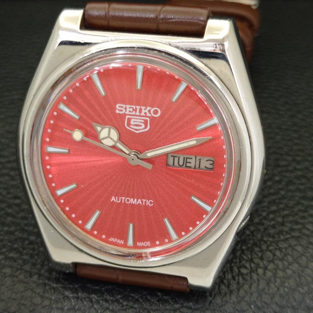 AUTOMATIC VINTAGE SEIKO 5 JAPAN 7009A MENS RED COLOR DIAL WATCH A701244-5 R206a-a701244