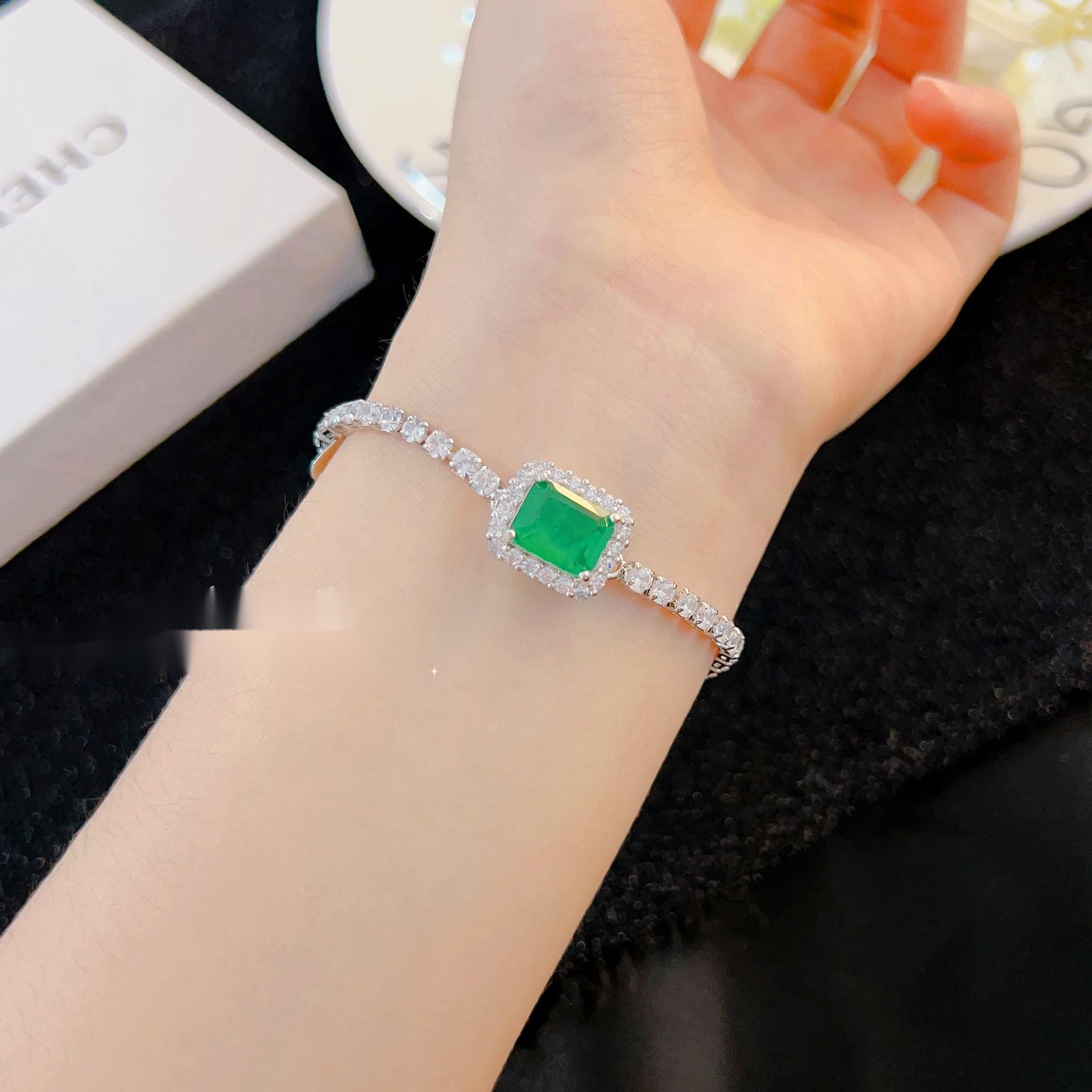 

BELLA BOX Легкий роскошный квадратный браслет в стиле дворца с изумрудно-красным корундом, полностью сверлящийся, подходит для женщин, повседневных модных ювелирных изделий для вечеринок зелёный