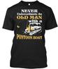 Unterschätze niemals einen alten Mann mit einem Pontonboot T-Shirt Hergestellt in den USA S bis 5XL