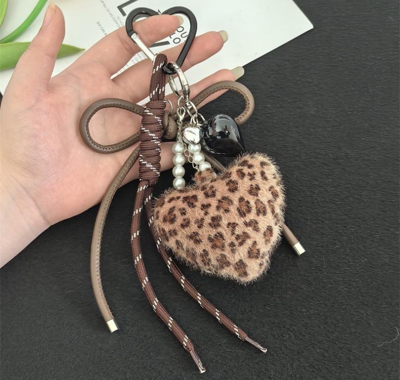 

Новый плюшевый кулон-брелок в виде сумки любви с леопардовым принтом, с высококачественным ощущением, из плетеной веревки, с пушистым шариком, маленький подарок бежевый