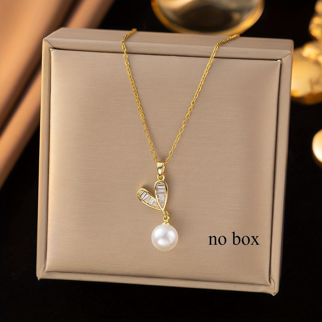 A set of gold stainless steel chains with gold-plated cubic zirconia leaf pendants and pearl necklaces, creative design