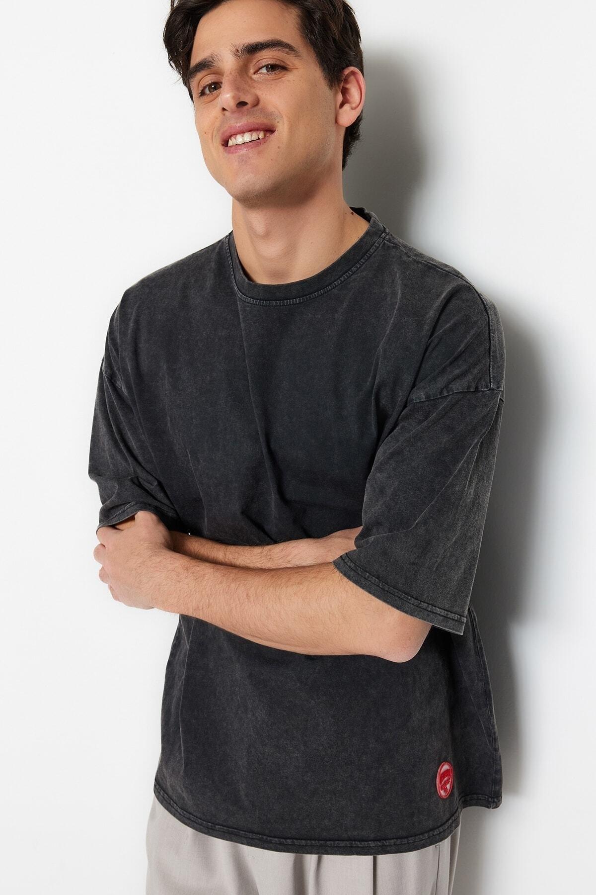 

Мужская футболка большого размера большого размера/широкого кроя, с эффектом потертости/выцветания. 1 хлопково-силиконовая футболка с логотипом.