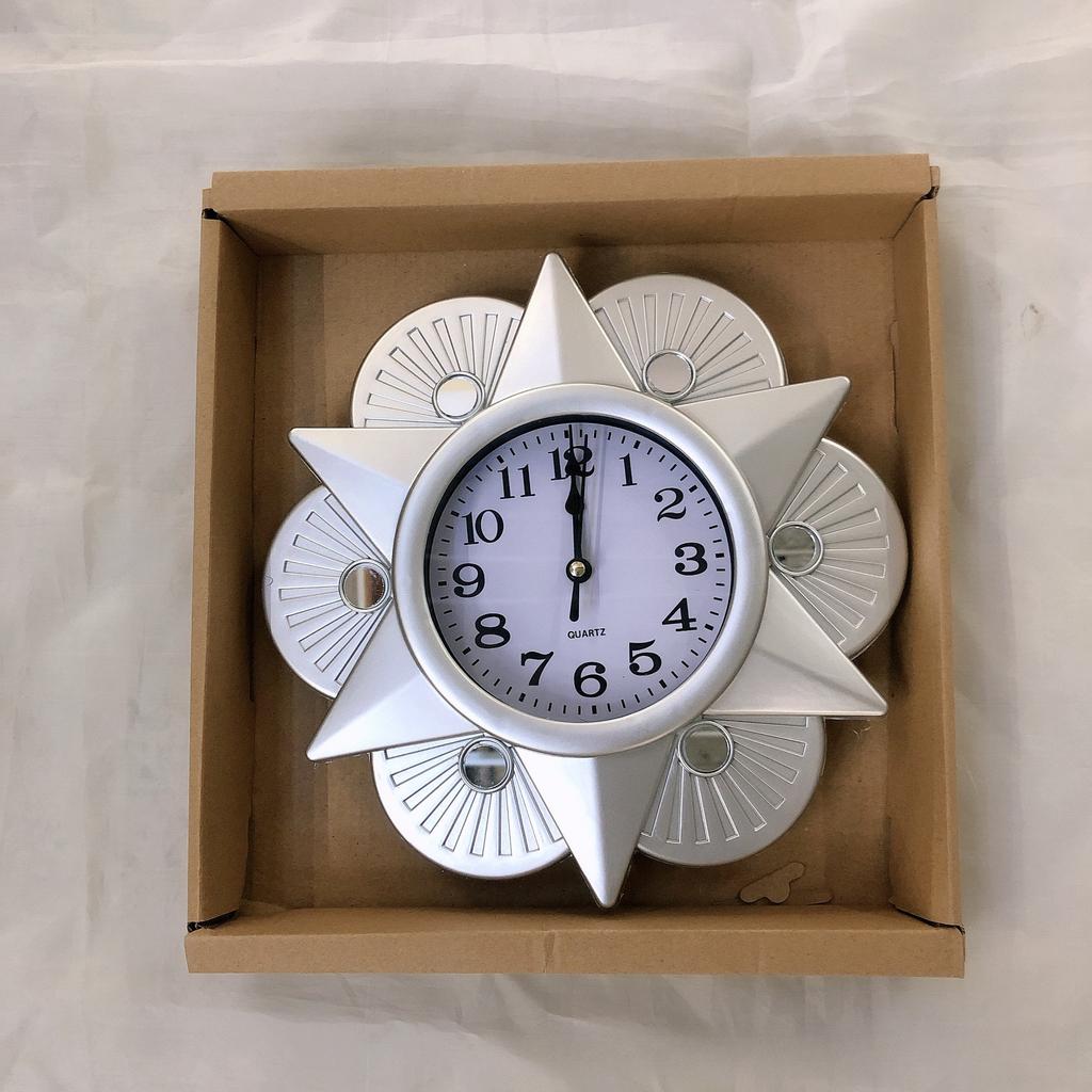 Retro hollow quartz clock, living room fashion craftsmanship 25cm wall clock