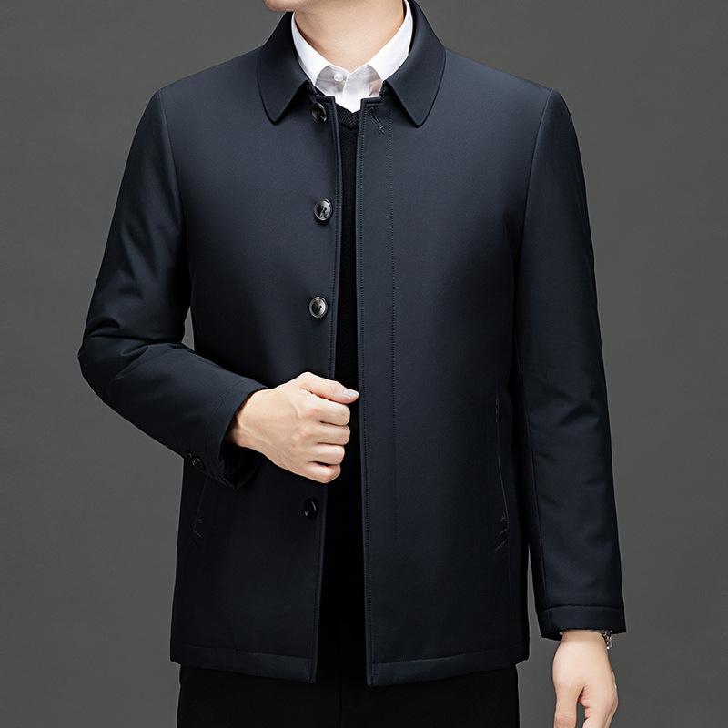 

Папа средних лет носит хлопковую куртку в стиле business casual. Мужская новая зимняя модная тенденция. Утепленная хлопковая куртка с лацканами. 200