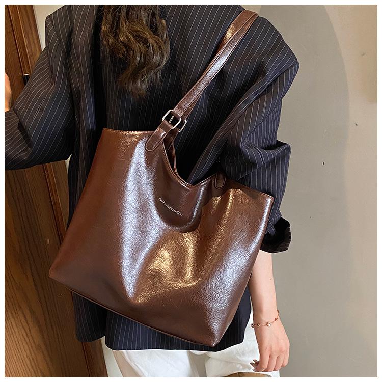 Retro Bag Women's Large-capacity New Autumn and Winter Versatile Simple Shoulder Bag Popular Commuting