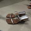 Internet-Berühmtheit Keilabsatz Zehensteg Französisch kleine coole Slipper Feenschuhe 2024 neu Sommer tragen Riemchen High Heel Sandalen