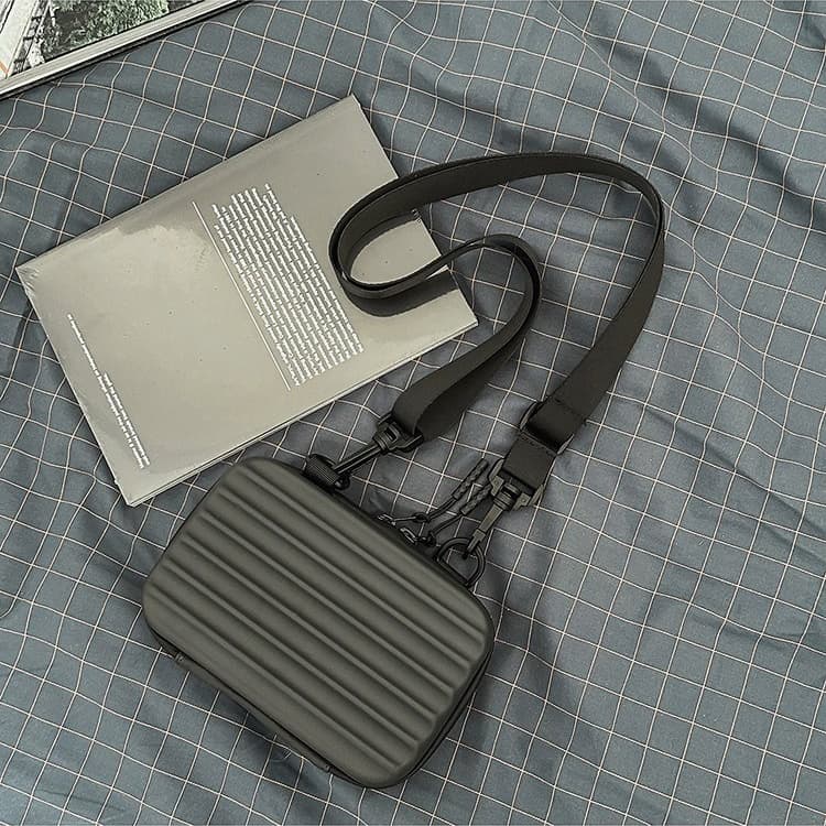 

Striped hard shell messenger bag shoulder bag зелений