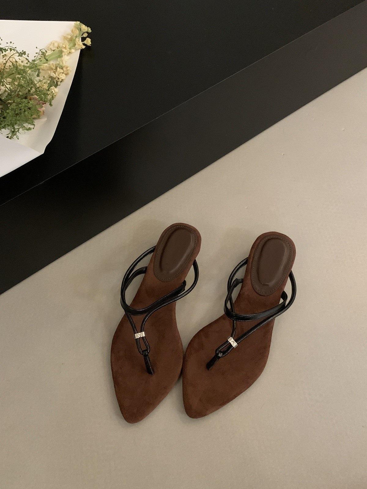 

French pointed silver wedge heel cool slippers women s outer wear 2025 summer new niche toe thin strap Roman sandals 35 чёрный