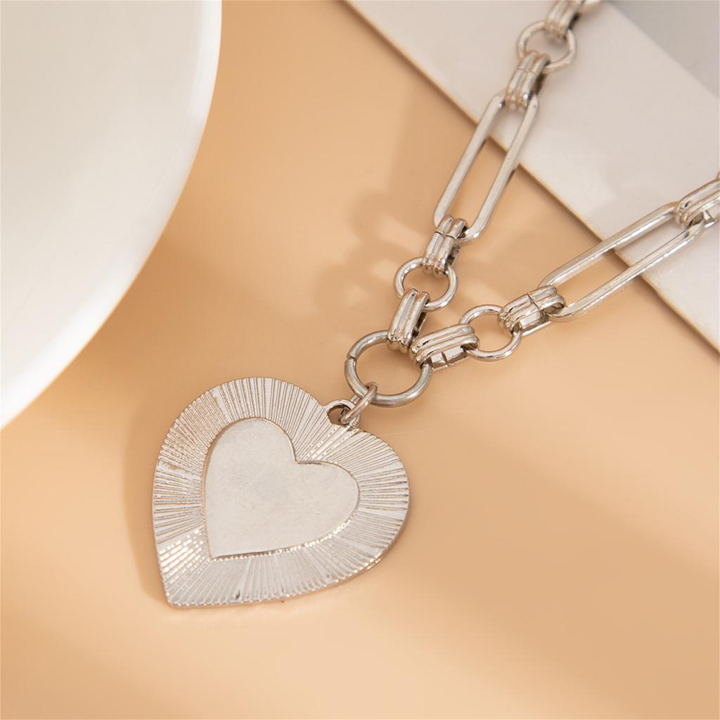 Fashionable Metal Love Heart Pendant Necklace Adjustable Length Clavicle Chain for Women Fashion Choker Jewelry