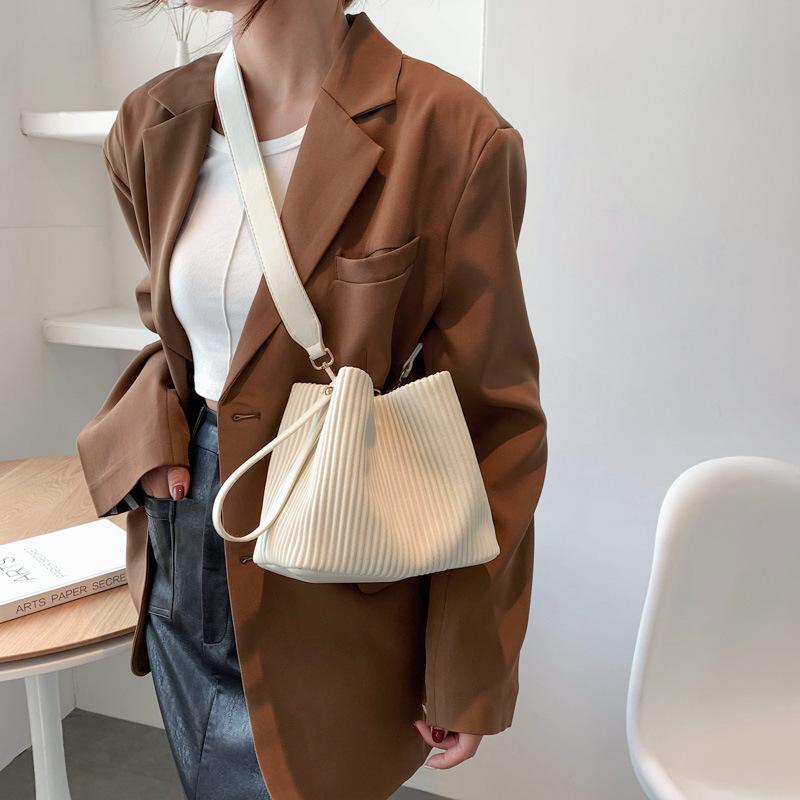 

Модная элегантная женская сумка-ведро, однотонная, большая вместимость, из искусственной кожи, женская сумка через плечо, летняя, простая, подходящая ко всему, сумка