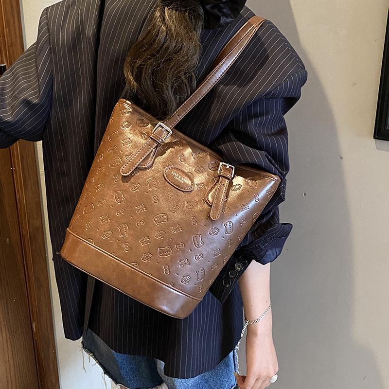 

Retro bag women s large capacity 2025 new autumn and winter casual shoulder armpit bag popular commuter bucket bag this year коричневый