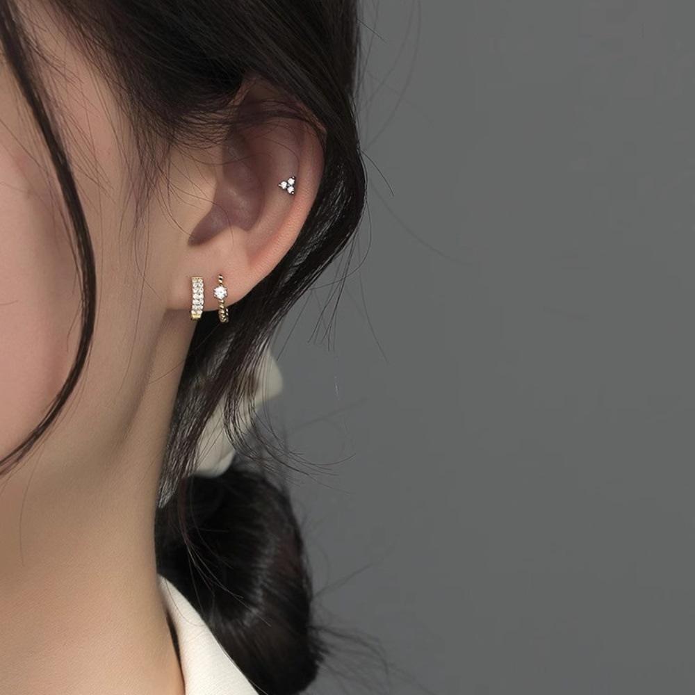Korean version of small disc earrings, simple personality, micro-inlaid ear buckles, small temperament, ear hole earrings