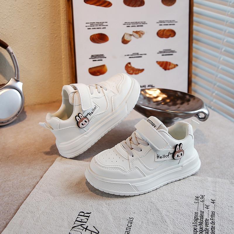 

Девочки маленькие белые туфли 2025 осень новые универсальные кожаные мультяшные рабуб мягкая подошва спортивная обувь повседневные туфли на толстой подошве 26