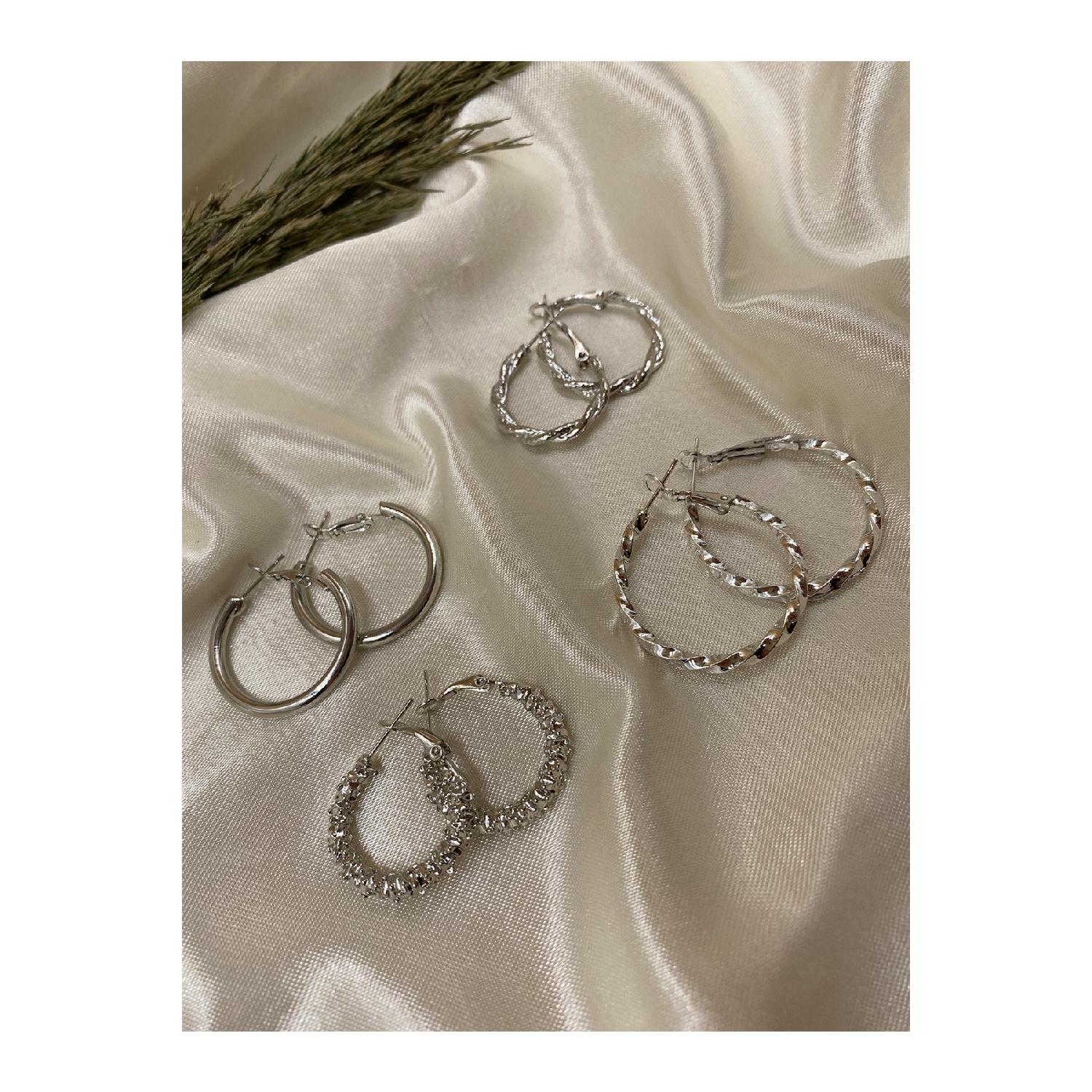 

Серьги-кольца серебристого цвета, 4 пары