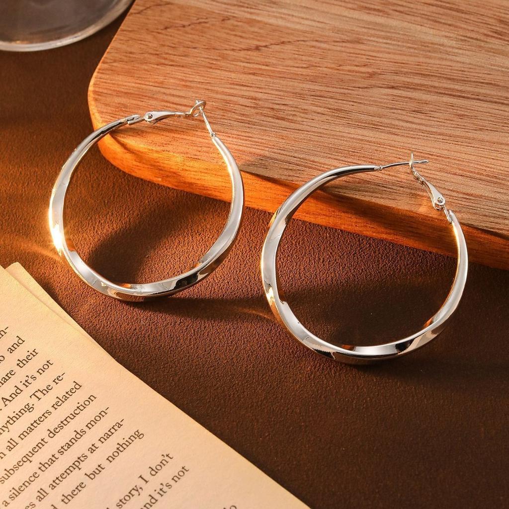 Cold Wind Large Circle Earrings, High-End Light Luxury Niche Earrings, Simple Earrings, Women'S Exaggerated Atmospheric Earrings