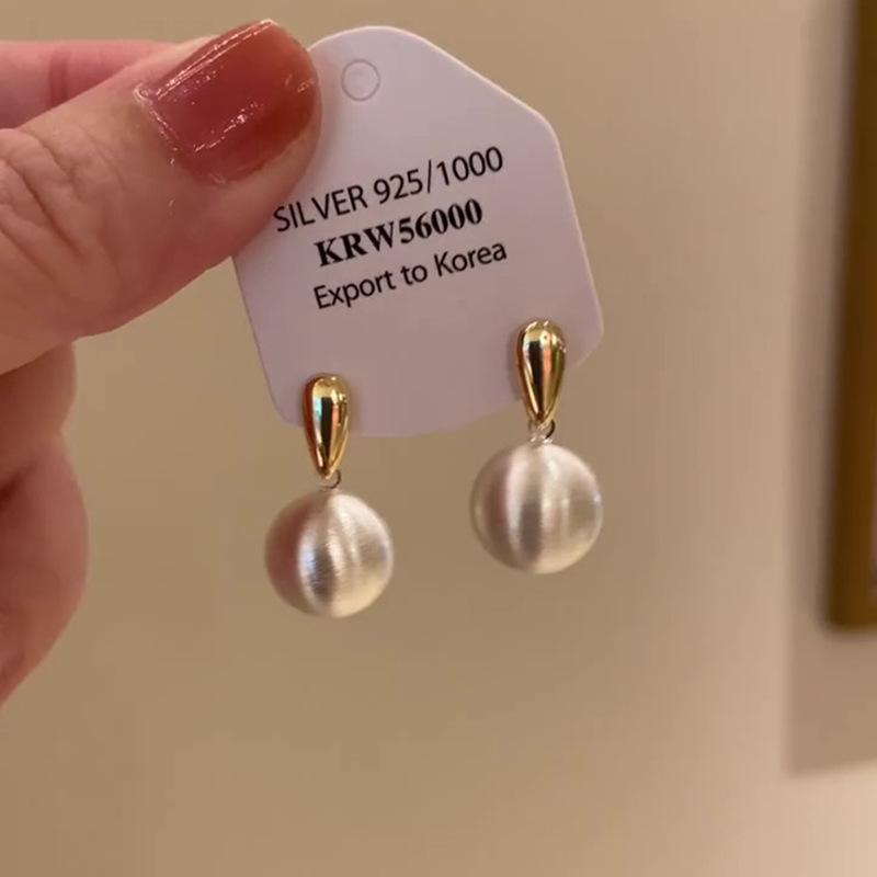 

Minimalist Retro Matte Brushed Metal Ball Pendant Dangle Earrings for Women Korean Charm Imitation Pearl Stud Earrings Jewelry
