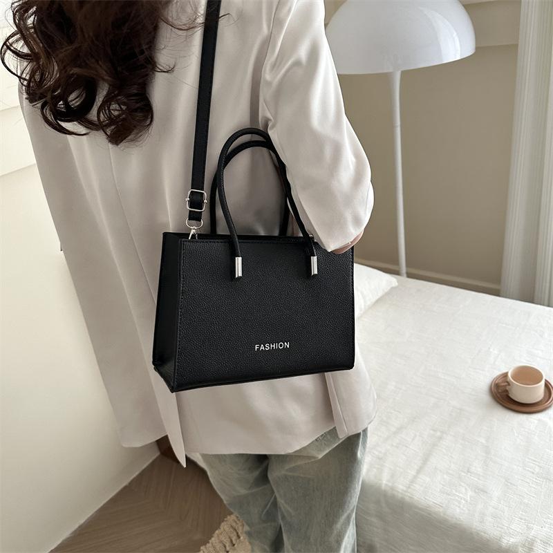 Фактурная портативная маленькая квадратная сумка женская весна 2024 года новая модная — фото 4