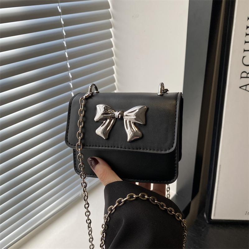 

Мини маленькая однотонная сумка женская 2025 новая модная интернет-знаменитость в этом году популярная сумка-мессенджер на цепочке для помады универсальная чёрный