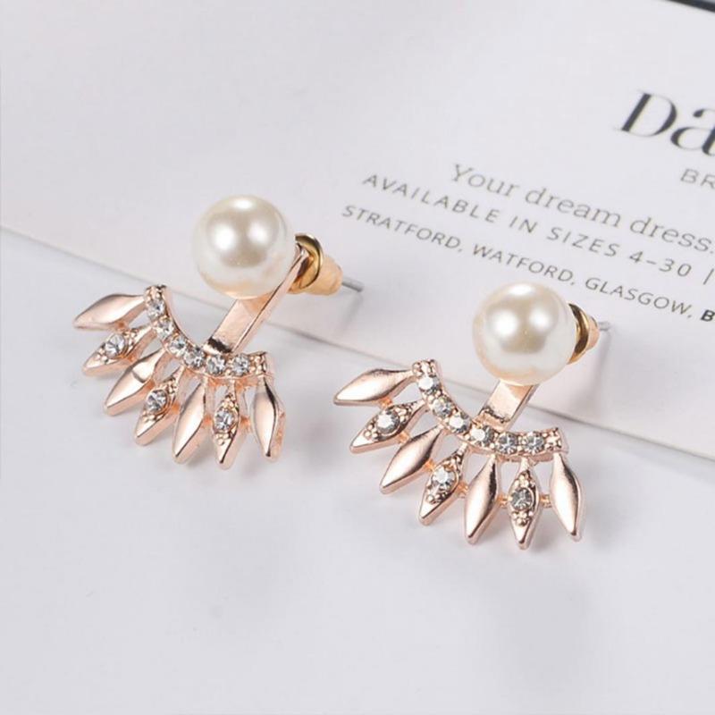 Collana con ciondolo e orecchini con perle finte alla moda da donna