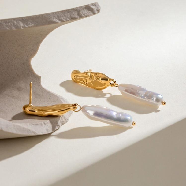 Ohrstecker aus Edelstahl mit unregelmäßigen goldenen geometrischen Anhängern für Geschäftsevents und Zusammenkünfte