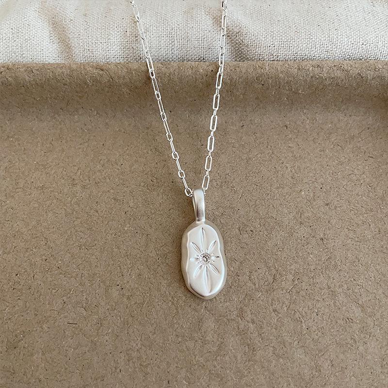 

Women Vintage Necklaces Real Gold Silver Plated Copper Chain Choker Matte Metal Oval Starburst Fish Bone Pendant Jewelry