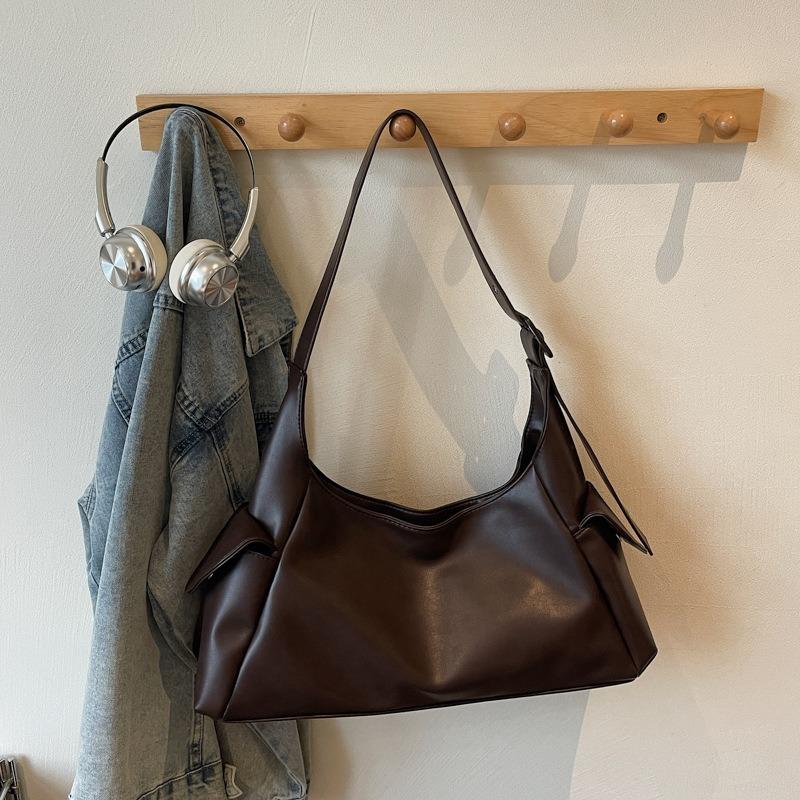 

Winter new high-value fashionable shoulder bag large underarm bag large capacity commuting lazy big bag women темно-коричневого кольору