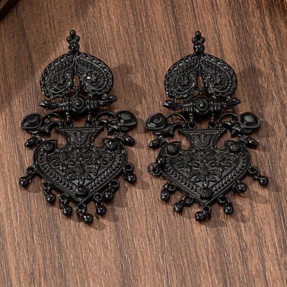 

Bohemian Alloy Bell Tassel Earrings - Retro & Exaggerated Dangle Style чорний