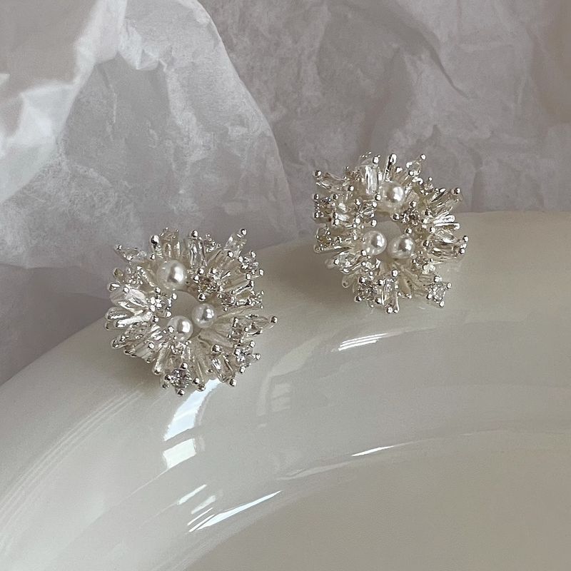 

Sterling Silver Needle Flash SUNFLOWER Pearl Stud Earrings for Women Best Selling Fancy Earrings Cold Wind Niche Style Graceful Earrings Pair of S925 silver needles