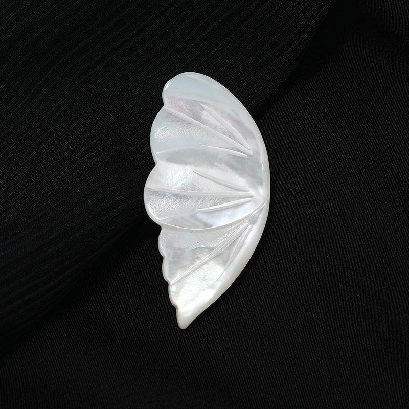 

Natural mother shell wing brooch, exquisite and simple butterfly shell anti-light pin, niche design sense, high-end accessories women