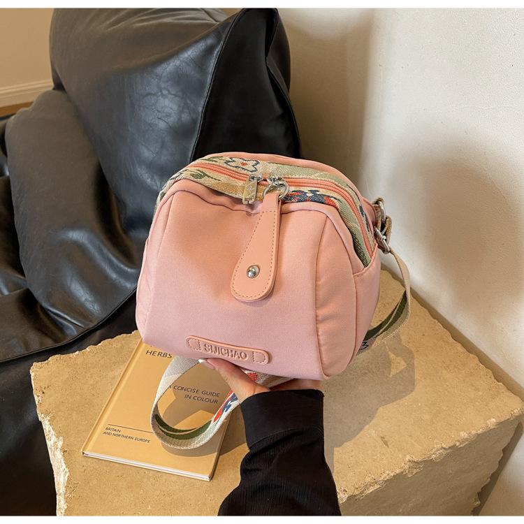 

Fashion new shoulder small bag women s versatile fashion messenger bag niche casual waterproof Oxford commuter shell bag