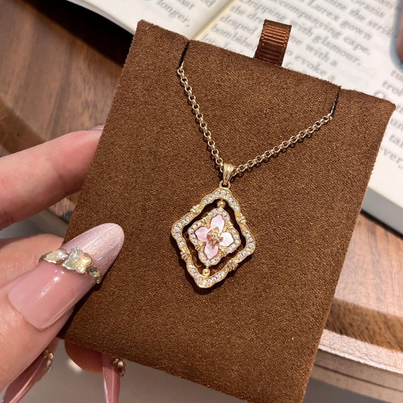French Antique High-End Sense Versatile Rotating Double-Sided Four-Leaf Clover White Shell Necklace Light Luxury Design Court Style Collarbone Chain