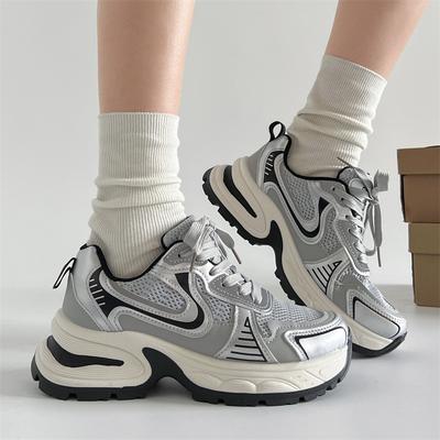 Versátil da moda, mostrando os pés, sapatos de plataforma baixa estilo pai, novos sapatos casuais esportivos femininos 2025 outono e inverno, leves e que aumentam a altura