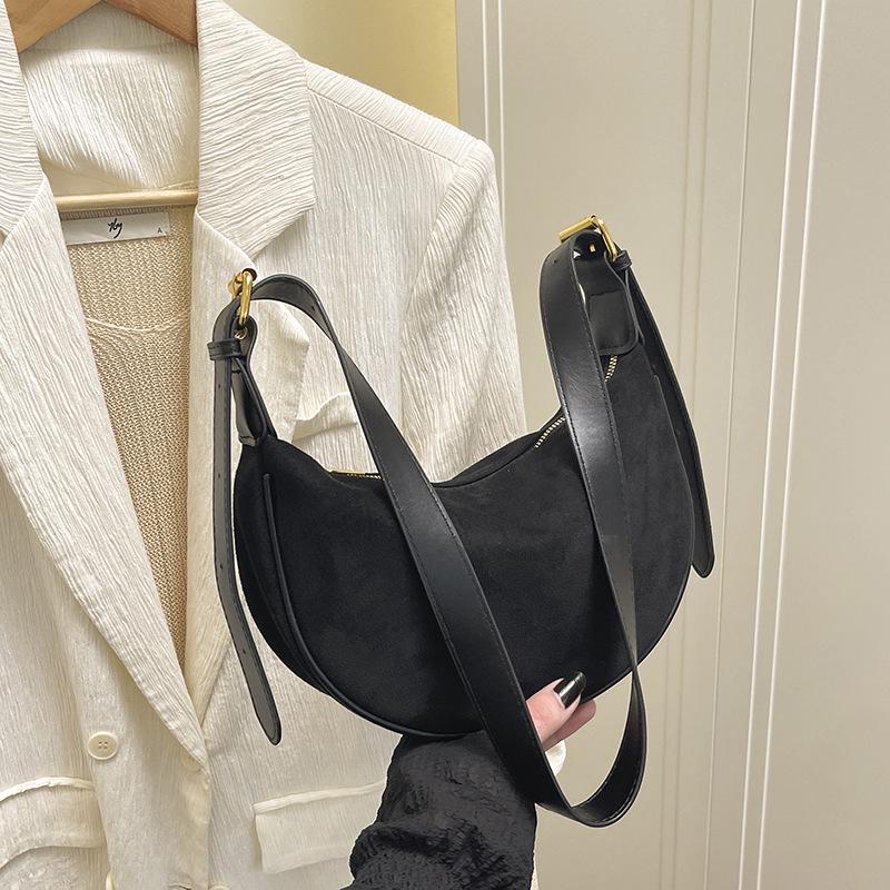 

Retro Frosted Crossbody Bag: Versatile Autumn/Winter Design with Large Capacity чорний