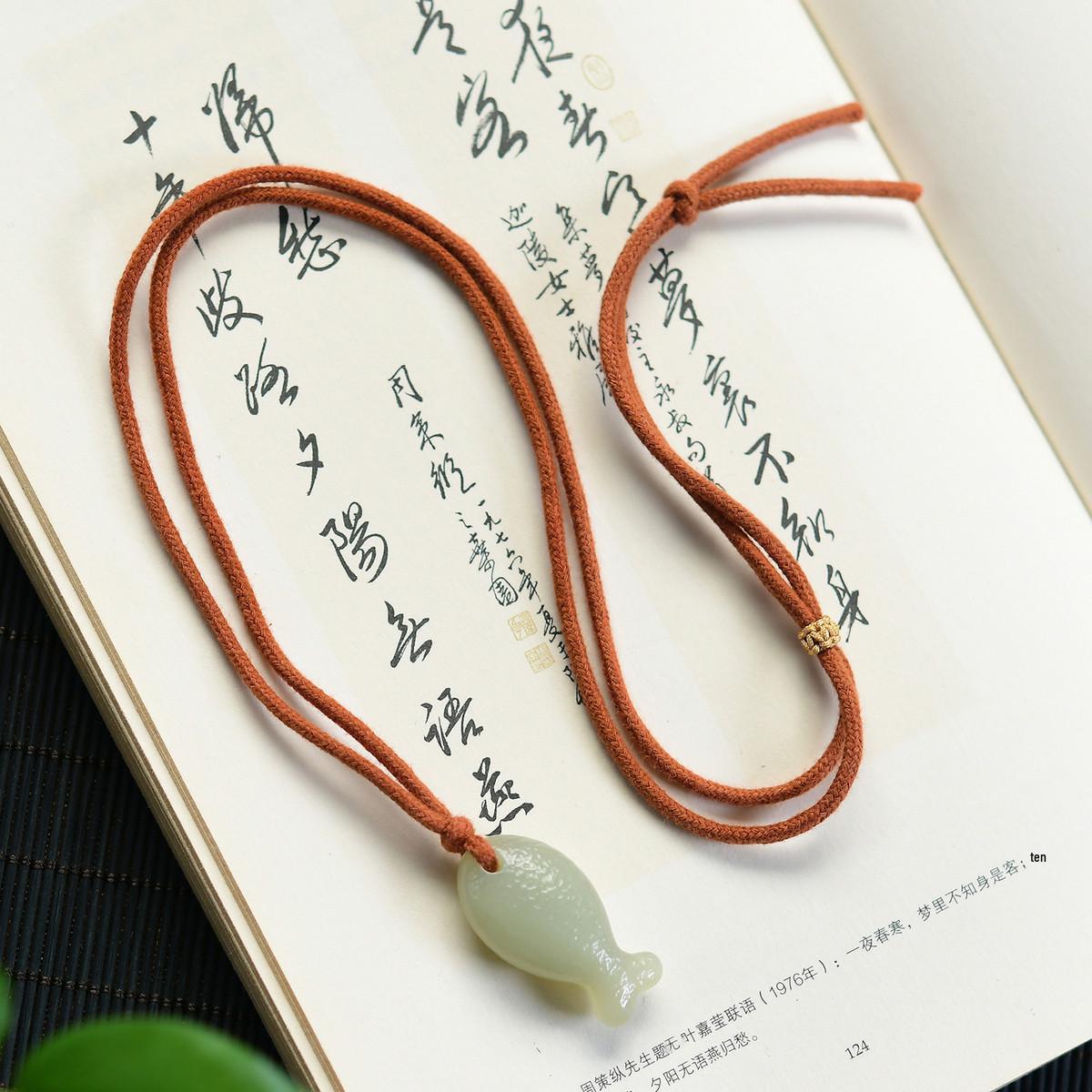 

Натуральний нефритовий кулон Хетьянь з Цинхаю: Рік за роком достаток - Ретро Проста Ланцюжок для Светра (Багатоколірні варіанти) Light Blue Jade