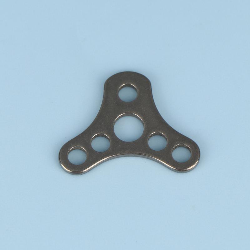 Stylish And Simple Titanium Alloy Accessories Edc Keyring Portable Multi-Hole Keychain Outdoor Tools